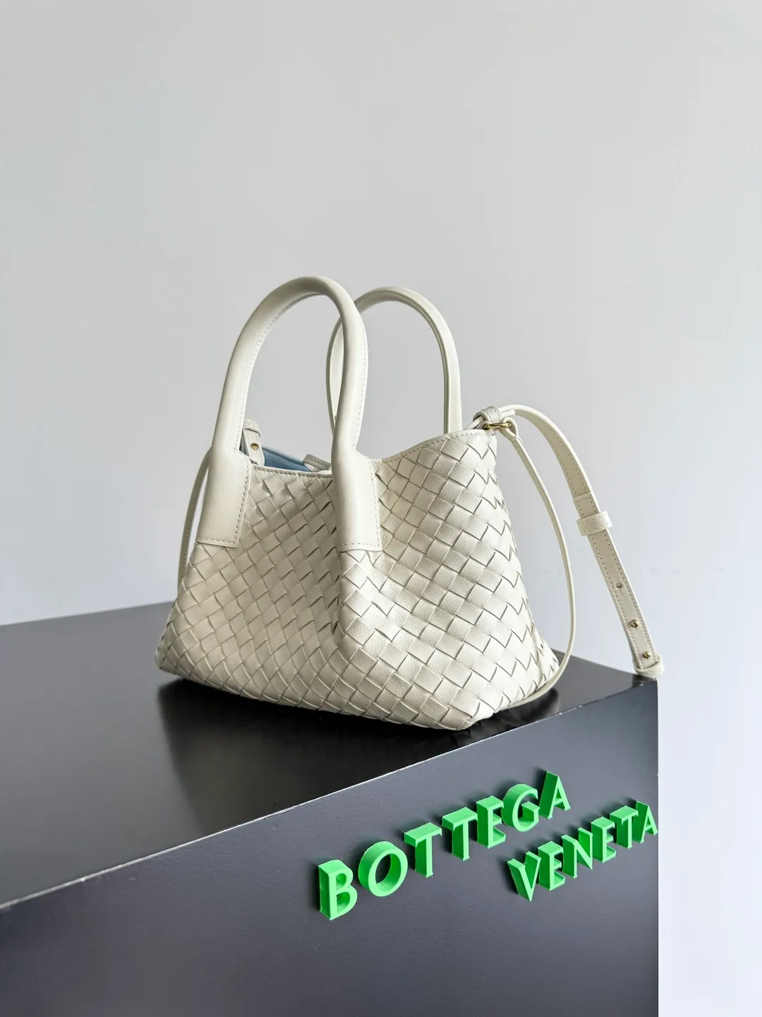 Batch 1660 BOTTEGA VENETA 2025 new product pinacoteca has super soft leather, and the weaving function, practicality and relaxed fashion sense have not fallen behind❤️‍🔥Amway has given sisters a must-have bag when going out. The size of the bag also accurately meets the commuting needs of urban beauties. It can accommodate mobile phones, keys, lipstick, powder, sunscreen, shopping bags...all of it! ! ! 🔥The capacity should not be underestimated~ It does not choose people, clothes, or occasions. With its majestic curved outline, exquisite woven texture, delicate edges and rounded handles, this woven vegetable basket bag truly achieves the goal of "dressing up and being fashionable without getting in the way"~ Are you interested in Jimei? Style number: 819004 Size: 24*15*12cm